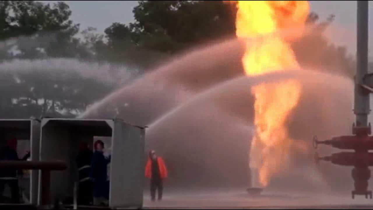 消防车上消防水炮喷水灭火